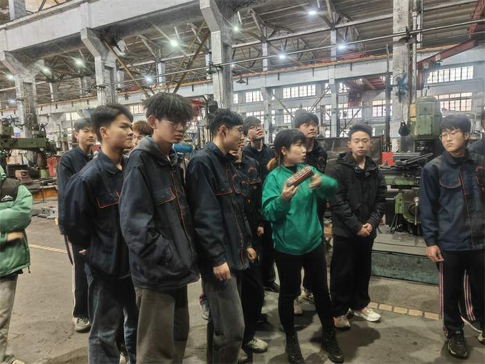 实训学生学习航吊的使用
