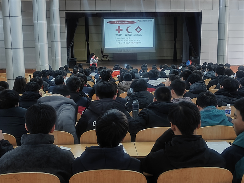德城区红十字会到校给学生开讲解急救知识